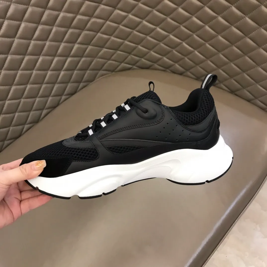 Factory price: 480💰 ◾️▫️Dior D®️ x 🆕 (high version) B22 men's jogging fashion sneakers, this single product draws inspiration from retro jogging shoes. It adopts a thick low-top design, with an upper made of black cow leather and mesh fabric, and a black and white engraved rubber sole. Black mesh fabric tongue and heel counters complement black laces, with an embossed "Di~r" logo embellishment on the side. These sneakers can be mixed and matched with a classic suit for a sporty chic look! Size: 39-45 (38, 46 can be customized)